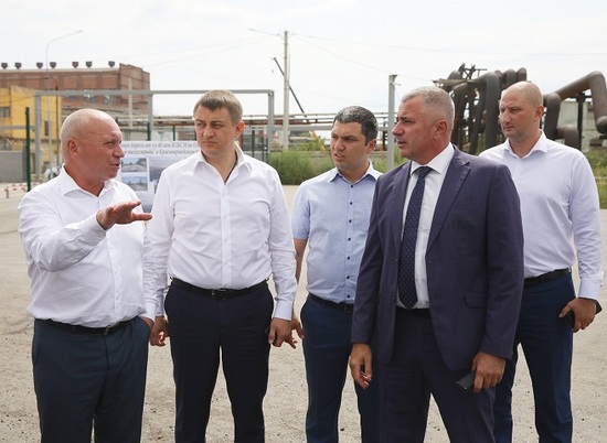 Мэр Волгограда проверил ход реконструкции дороги на юге города